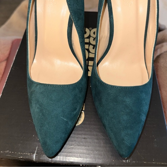 Emerald Green Pointed Toe Pumps - Picture 2 of 4